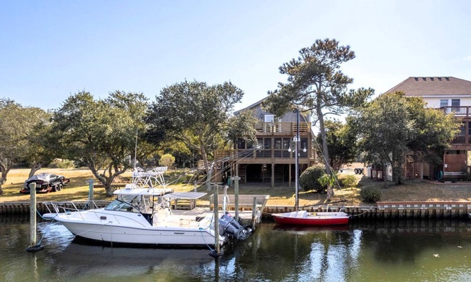 Brigands' Bay House | Gorgeous Waterfront Vacation Rental for an Unforgettable Family Getaway in Frisco, North Carolina