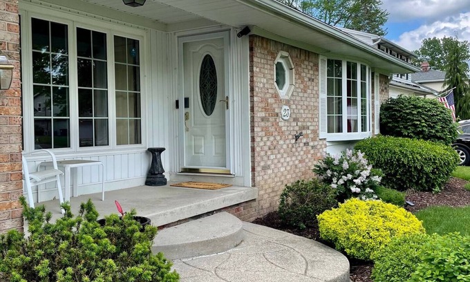 Williamsville House | Gorgeous Williamsville Home in Central Location