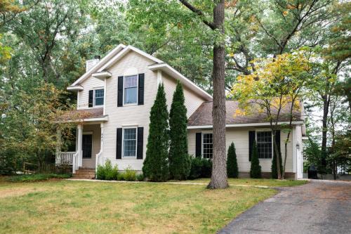Traverse City House | Gorogeous Chic 2BDR Renovated Home near Downtown Sleeps 6 843