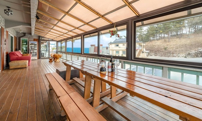 Goseong-gun House | Goseong Araenmaru Pension