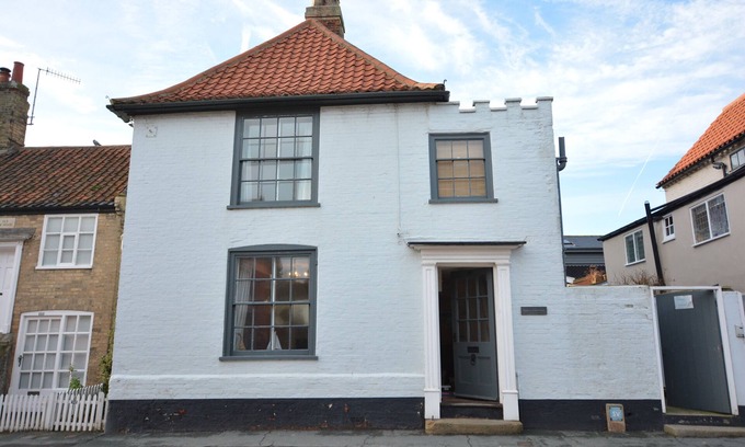 Aldeburgh Cottage | GOSFIELD COTTAGE, ALDEBURGH, pet friendly in Aldeburgh
