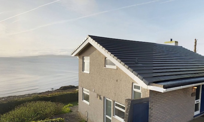 Moelfre House | Gosteg great sea views, dog friendly, restaurants and centre metres away. AONB
