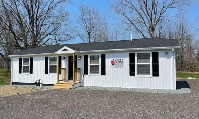 Geneva-on-the-Lake House | GOTL Lakeview Lagoon Ranch- Sunset Vacation Rentals