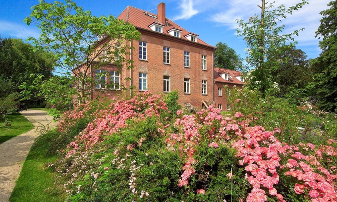 Warnkenhagen House | Gottin Manor House - Manor House