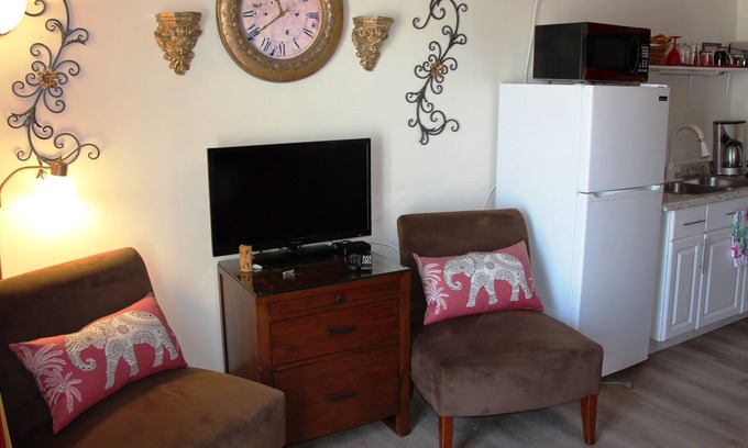 East Naples Resort | Gouda Room in Holland House. Close to the Beach in Naples on the Gulf