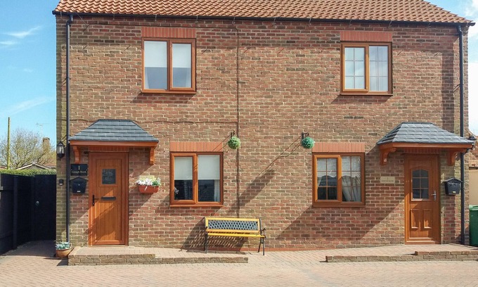 Flamborough Cottage | GOUGH BANK, pet friendly, with a garden in Flamborough