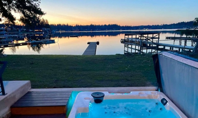 Lake Goodwin House | Gough Cottage · *New* Cozy Lakefront Cottage - Hot Tub!