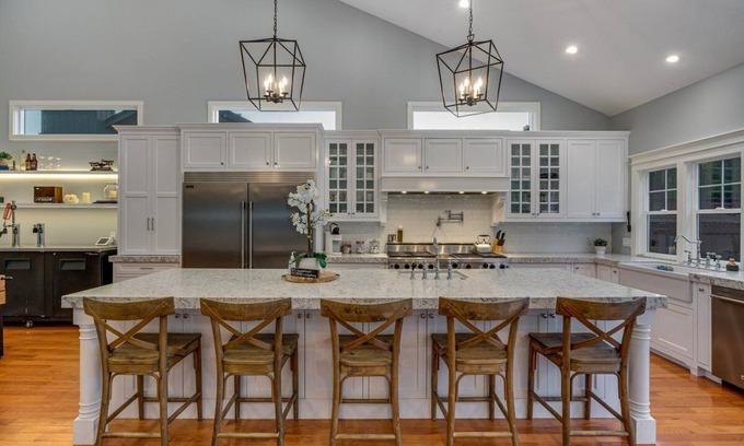 Windsor House | Gourmet Kitchen in Wine Country w/Hot Tub + Office