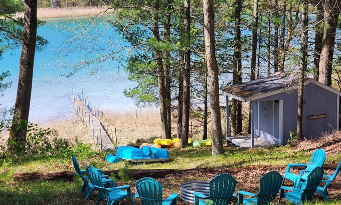 Baldwin Cottage | Government Lake Cottage -Hot Tub & Kayaks!