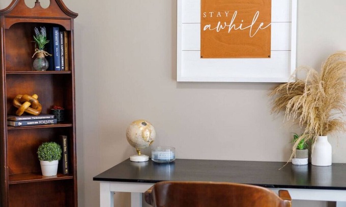 Clarksville House | Governor's Getaway| Cozy 2 BR Near DT & Hospital
