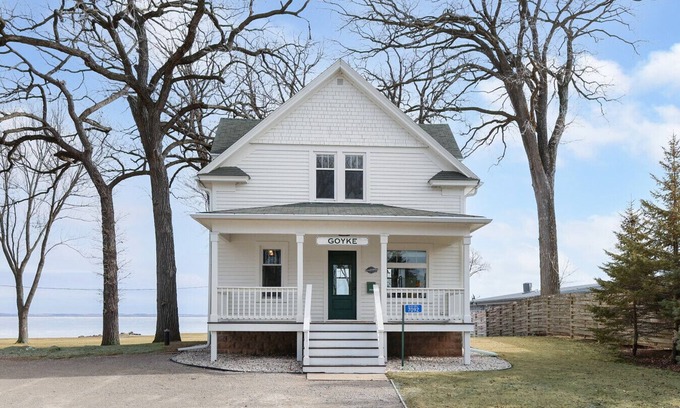 Black Wolf House | Goyke House- Best Lakeviews