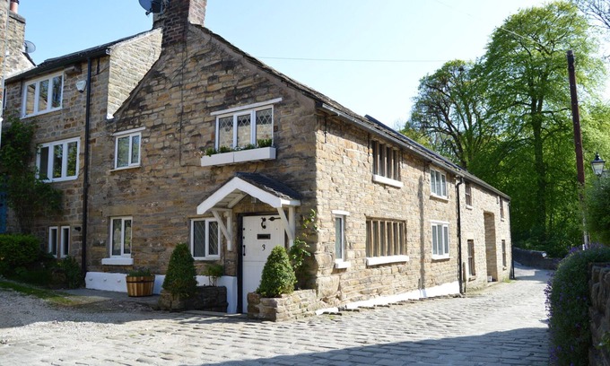 Stockport Cottage | GOYT COTTAGE, pet friendly, with open fire in Marple Bridge