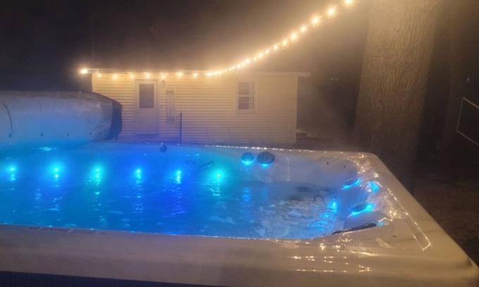 Grand Rapids House | Gr Sunshine Lakefront Cottage · Lakefront King bed firept, hot swim pool spa, swim