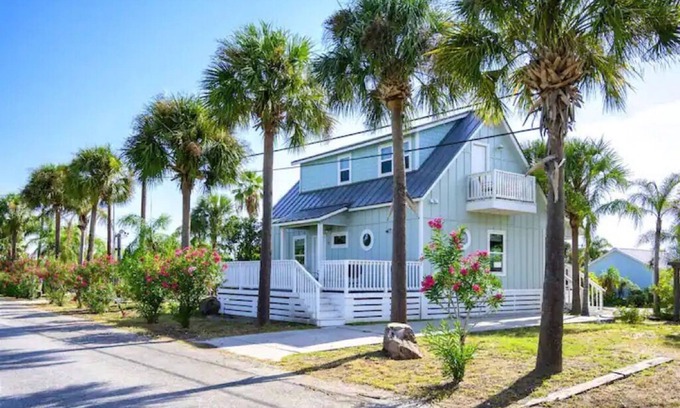 Rockport Cottage | Grace's Cottage w/pier & Beautiful pool
