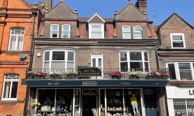 Tring House | Grace's Guesthouse 68a