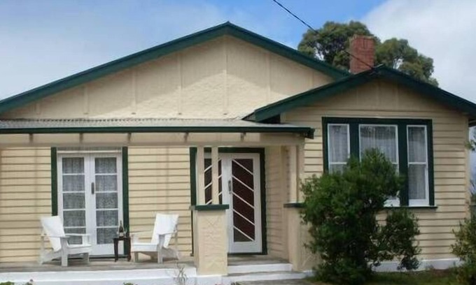 Smithton House | Grace's Spa Cottage, Smithton.