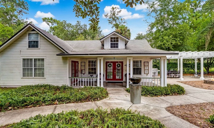 Orange Park House | Graceful Southern Guesthouse + outdoor living area