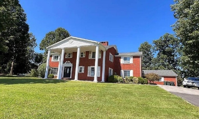 Madisonville House | Graceland 5 Star