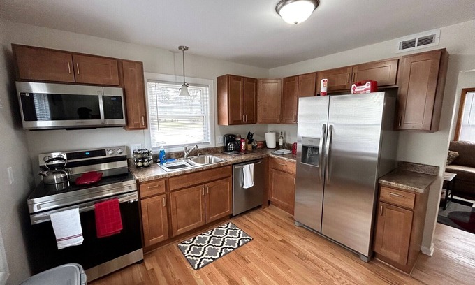 Racine House | Graceland! Pro Cleaned, Self Check In, Sleeps 8
