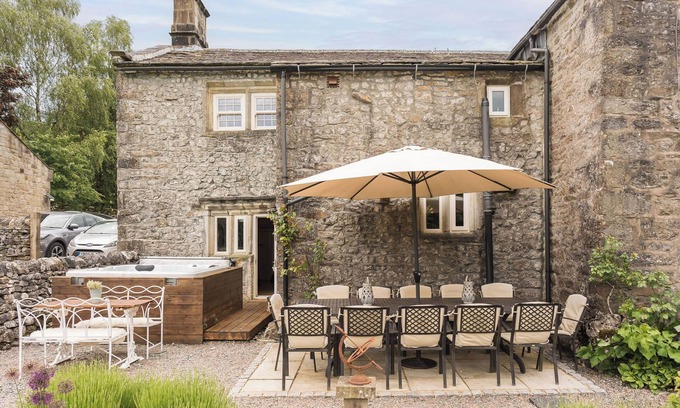 Starbotton House | Grade 2 listed country home sleeping 12 with hot tub and annex