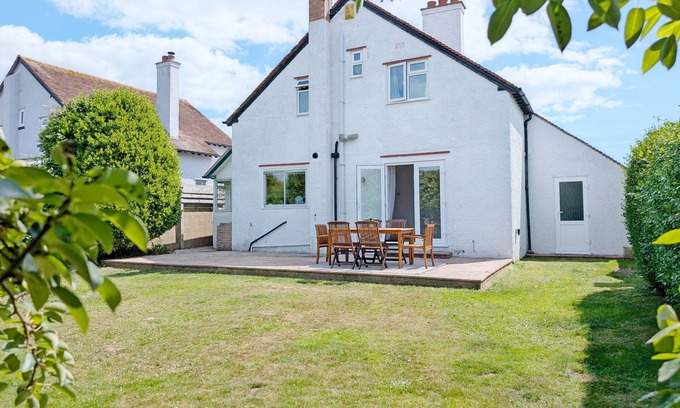 Selsey Cottage | Grafton House - Selsey - a family house that sleeps 6 guests in 3 bedrooms