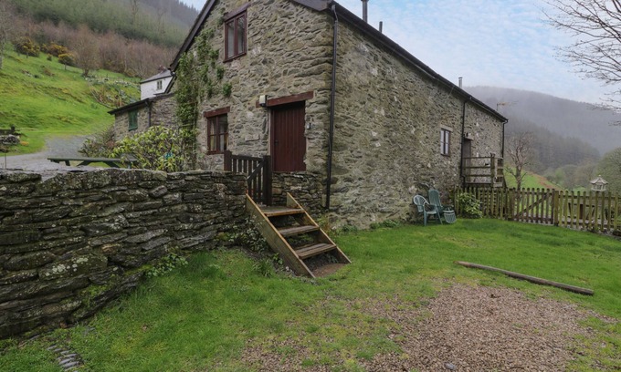 Pennant Melangell Cottage | GRAIG LAS THE STABLES, pet friendly in Llanrhaeadr-Ym-Mochnant