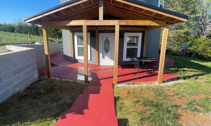 Naruna Other | Grain Bin home 9 minutes from LU. Close to the city but in the country