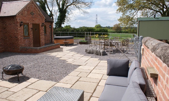 Alcester House | Granary at Oaks Barn Farm, Kadai fire bowl & optional hot tub, country location