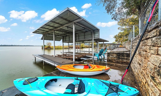 Dennis House | Granbury Lakefront home with boat Dock/Slip Kayaks Firepit Fishing