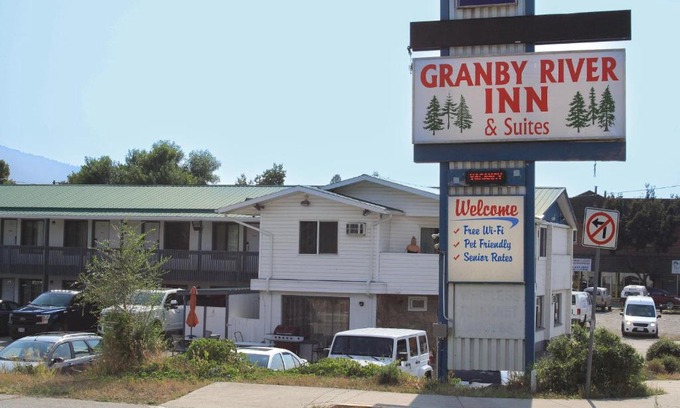 Grand Forks Hotel | Granby River Inn & Suites