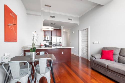 North Philadelphia East Apartment | Grand 1br W Rooftop Pool & Gym