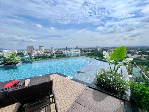 Chang Khlan Apartment | Grand 2-Bedroom Condo with Pool