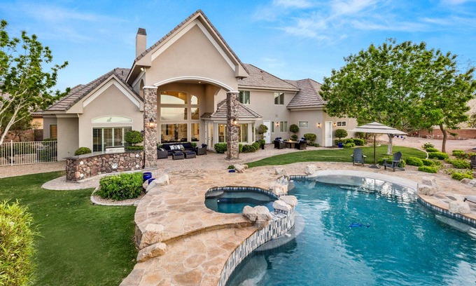 Mission Hills House | Grand 5 bedroom 1-acre Desert Villa Oasis w/pool