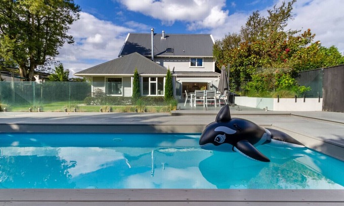 Fendalton House | Grand 5 Bedroom Villa in Fendalton Heated Pool