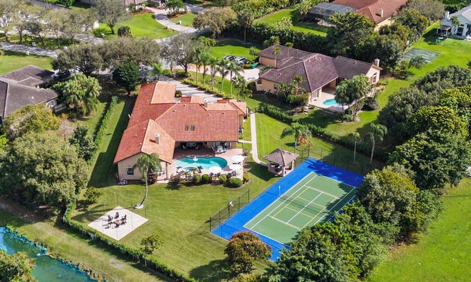 Plantation Villa | Grand 6BR Plantation Estate w/Tennis & POOL