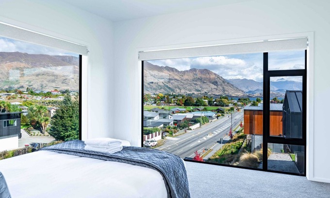 Wanaka House | Grand Alpine Vista Escape