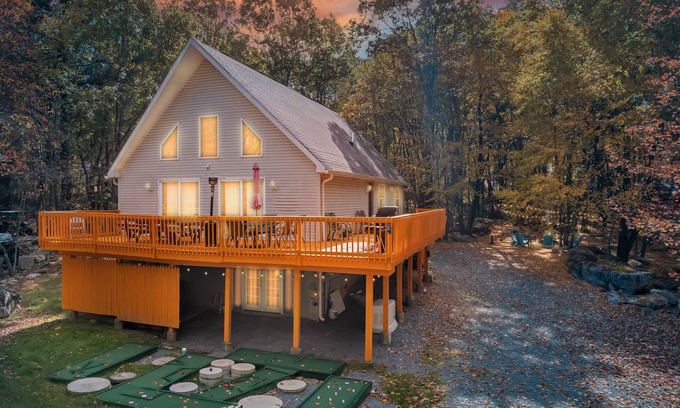 Briar Crest Woods Ski Chalet | "Grand Antilia" 6BR Hot Tub,GameRoom, Minigolf & BonusRoom