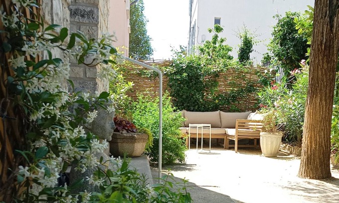 Route d'Arles Apartment | Grand Appartement de 75m2, 2 Chambres et Jardin