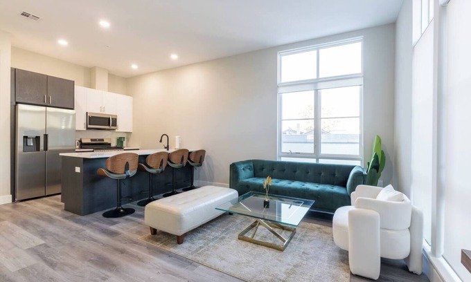 The Heights Apartment | Grand Apt mins toNYC wRooftop & PrivateParking