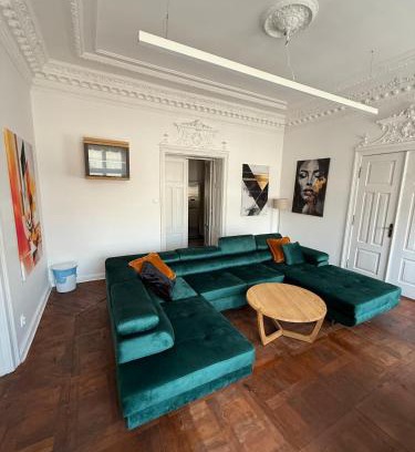 Srodmiescie Apartment | Grand Business Loft Design P-65