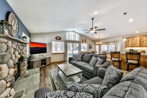 Pioneer Trail House | Grand Cabin Paradise - Beautiful Yard BBQ Forest