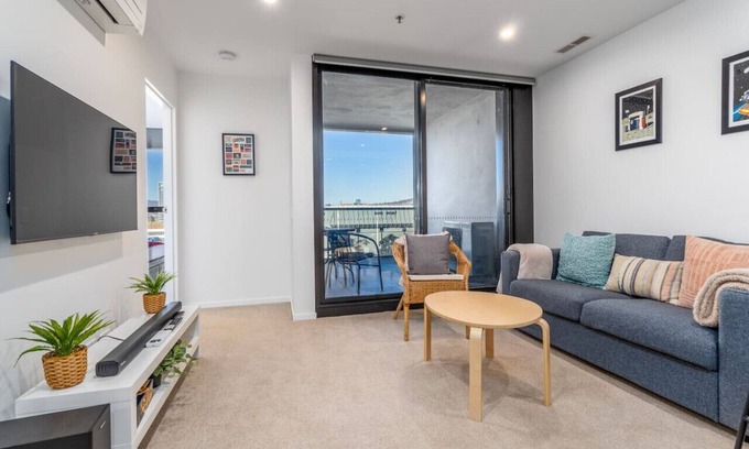 Phillip Apartment | Grand Central Towers Apt | Resort-Style Amenities