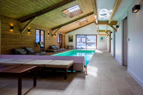 Serraval House | Grand chalet convivial avec sa piscine intérieure