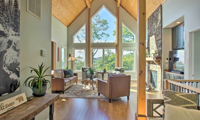 Nellysford Cottage | Grand Chalet w/Hot Tub - Near Wintergreen Resort