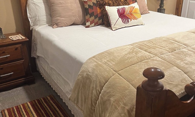 Glen Rose Apartment | GRAND CHAMPION Centrally located 2nd story apartment. Walk to historic Square.