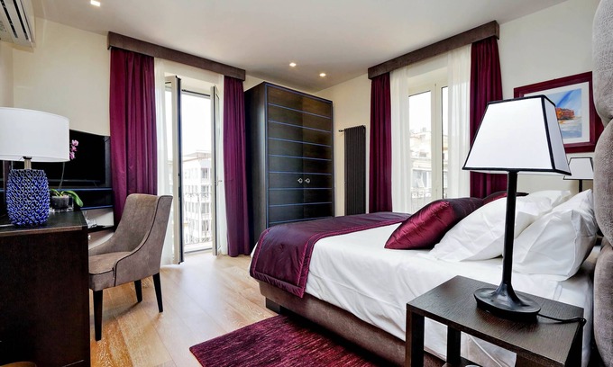 Rione XVI Ludovisi Apartment | Grand Deluxe six roomed apartment with balcony at the corner of Via Veneto