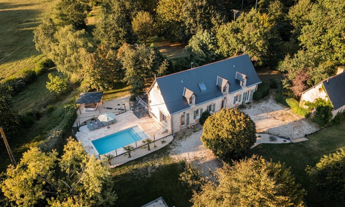 Soucelles House | Grand Gîte 13 Personnes de Caractère Piscine et spa