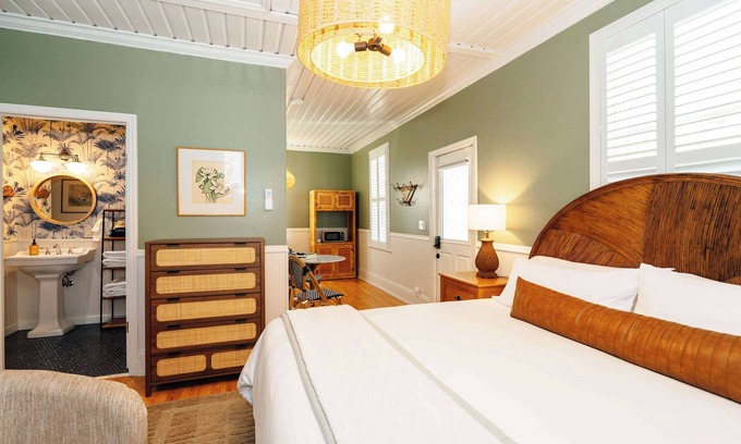 Historic Railroad District Apartment | Grand Luxe Suite with Jetted Tub