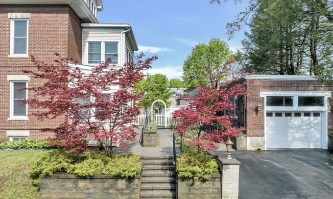 Melrose House | Grand manor in the heart of Albany. Walkable to eateries, grocery, and theatre.