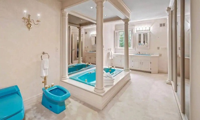 La Porte House | Grand Manor Retreat/Indoor Heated Pool - 10 Acre